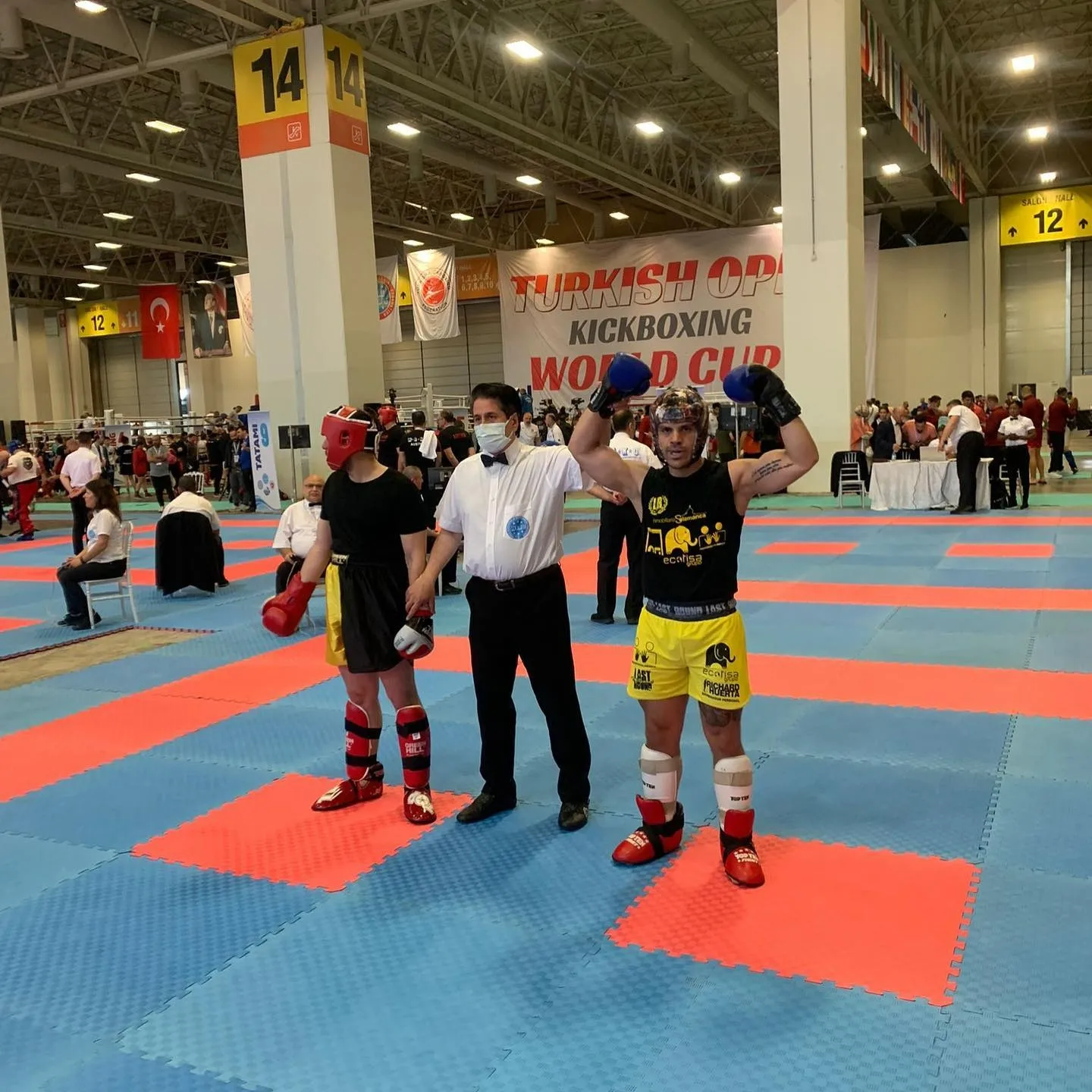 Los kickboxers posan durante la competición 