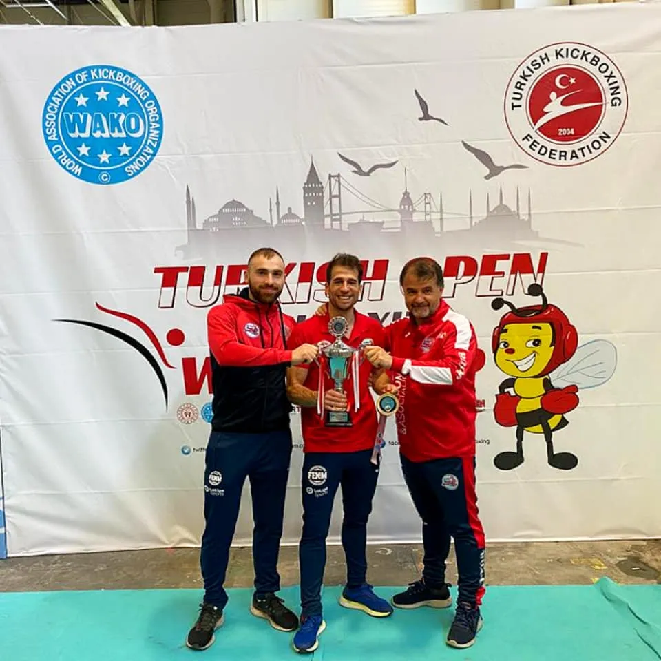Los kickboxers posan durante la competición 