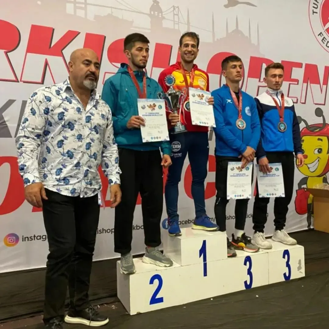 Los kickboxers posan durante la competición 