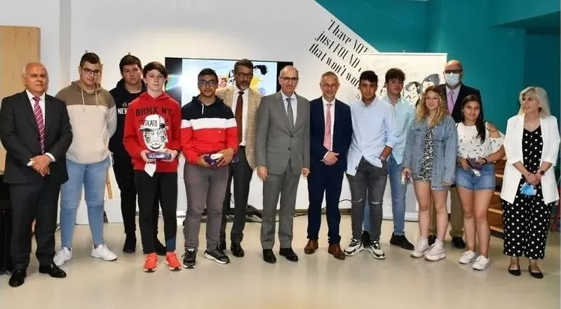 El presidente de la Diputación, Javier Iglesias, y el rector de la USAL, Ricardo Rivero, junto a los premiados del concurso provincial Motivar para Emprender