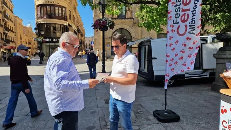 Foto 2 - La cereza de Alf&acirc;ndega da F&eacute; se promociona en Salamanca