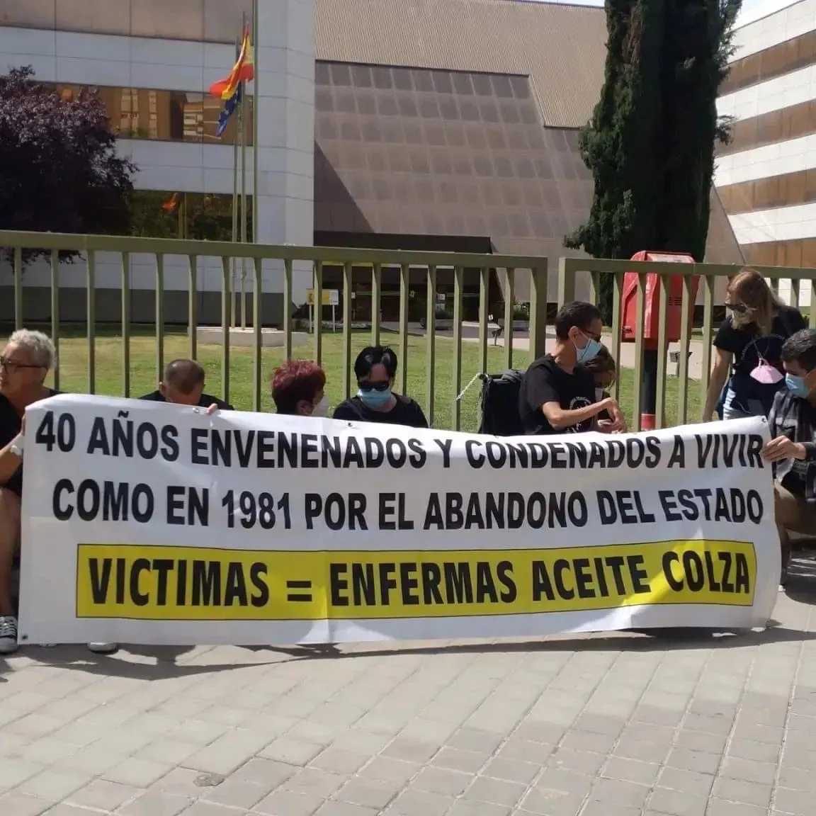 Pretesta de los afectados por la colza se encadenan a las puertas del imserso