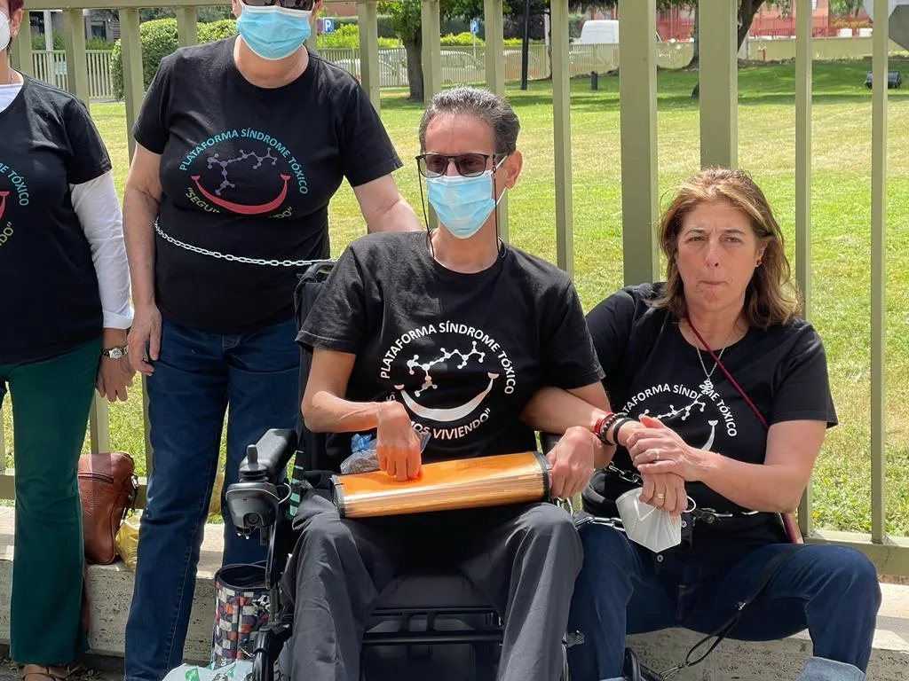 Pretesta de los afectados por la colza se encadenan a las puertas del imserso