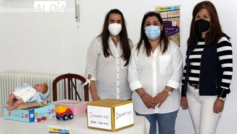 En la fotografía, la directora de Cáritas Diocesana Ciudad Rodrigo, Mar Manzano junto a María Angeles y Julia, miembros de la asociación de madres y padres del instituto 