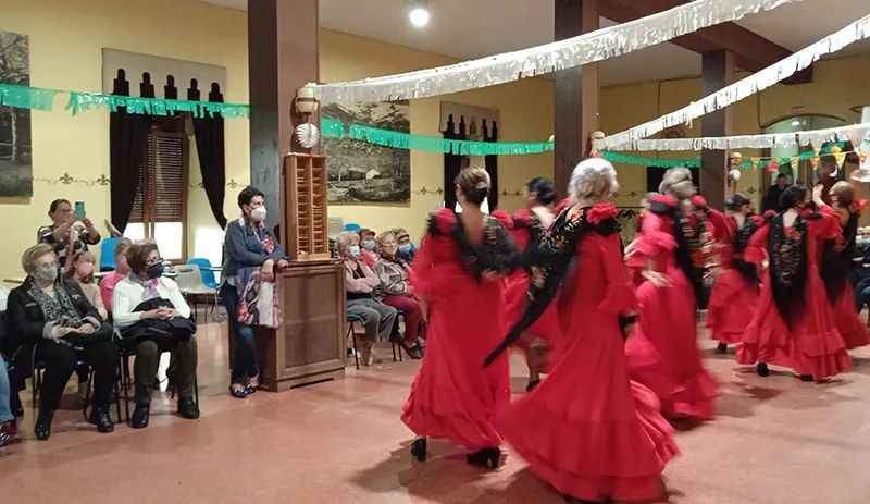 Los aires sevillanos de la Feria de Abril vieron el Casino Obrero