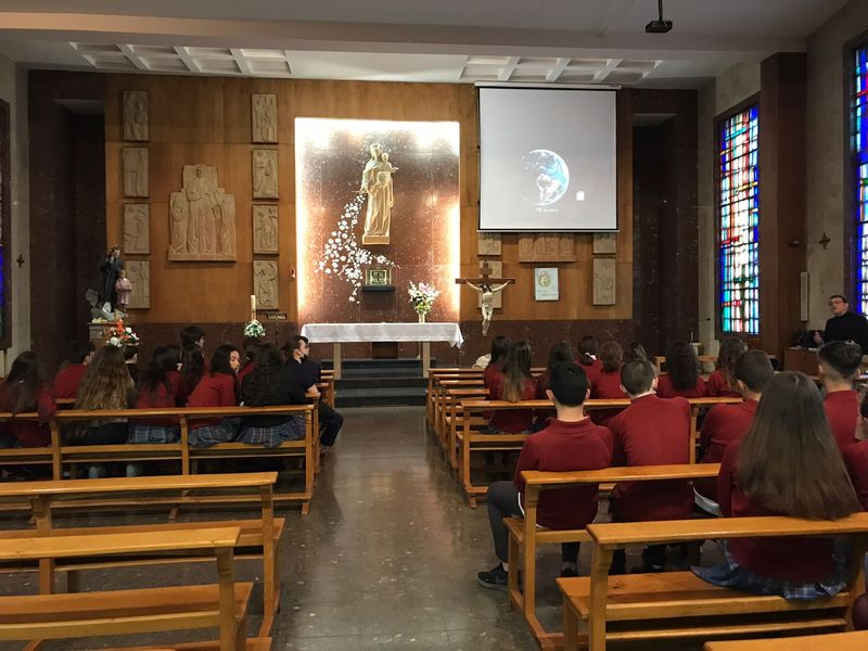Conferencia del catedrático José Abel Flores en el Colegio San Juan Bosco 