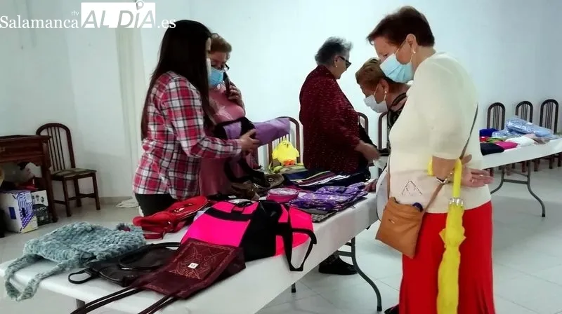 El mercadillo se ha instalado en la planta baja del hogar del jubilado de Lumbrales