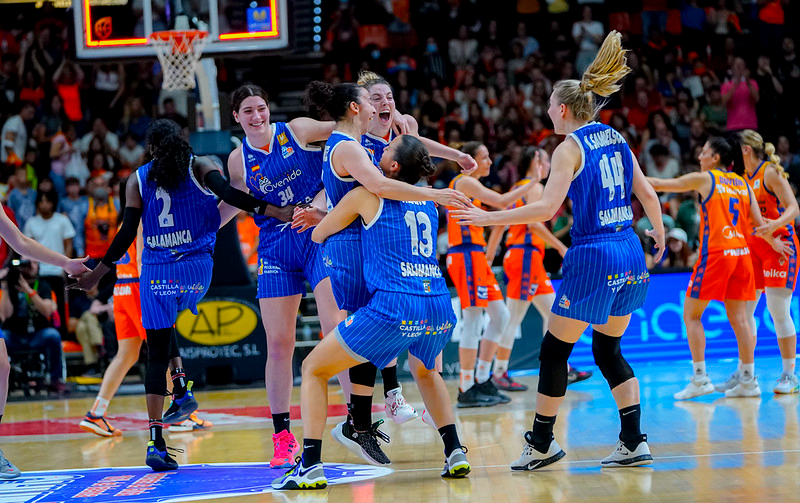Las jugadoras celebran la Liga tras derrotar por 2-0 al Valencia Basket / Alberto Nevado