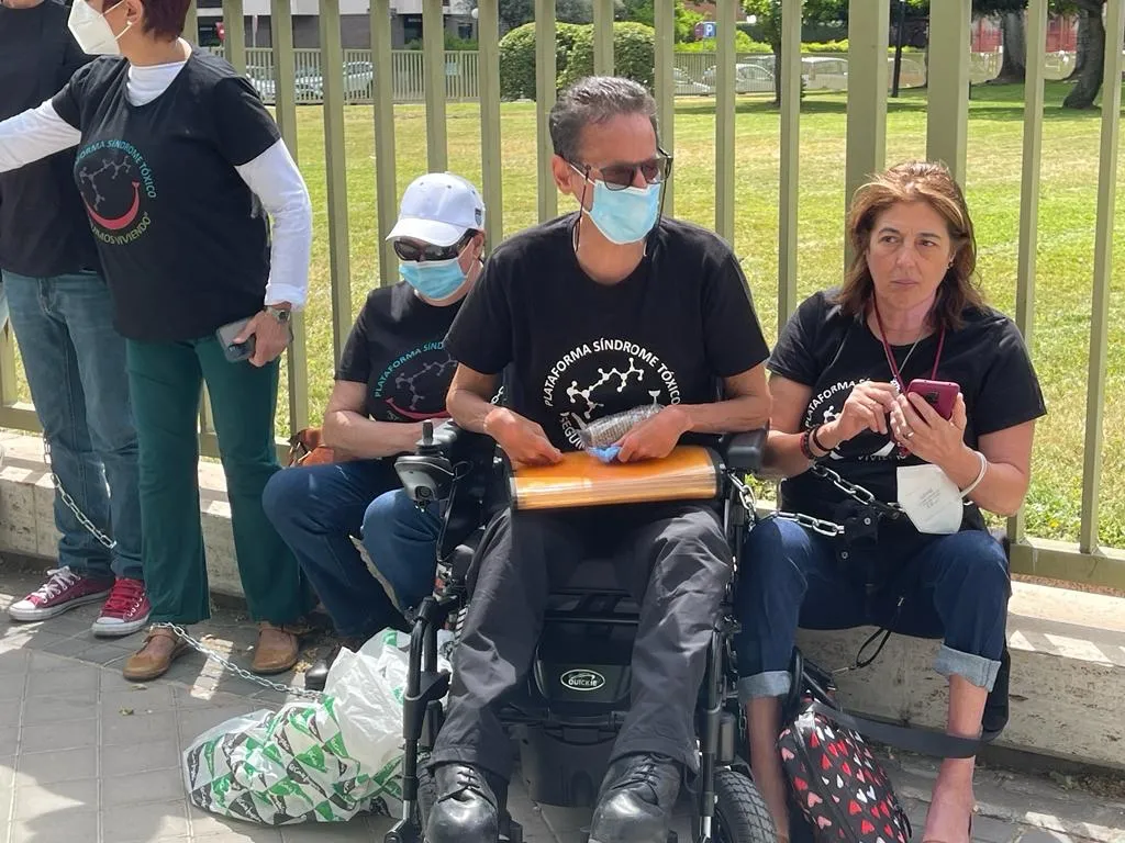 Pretesta de los afectados por la colza se encadenan a las puertas del imserso