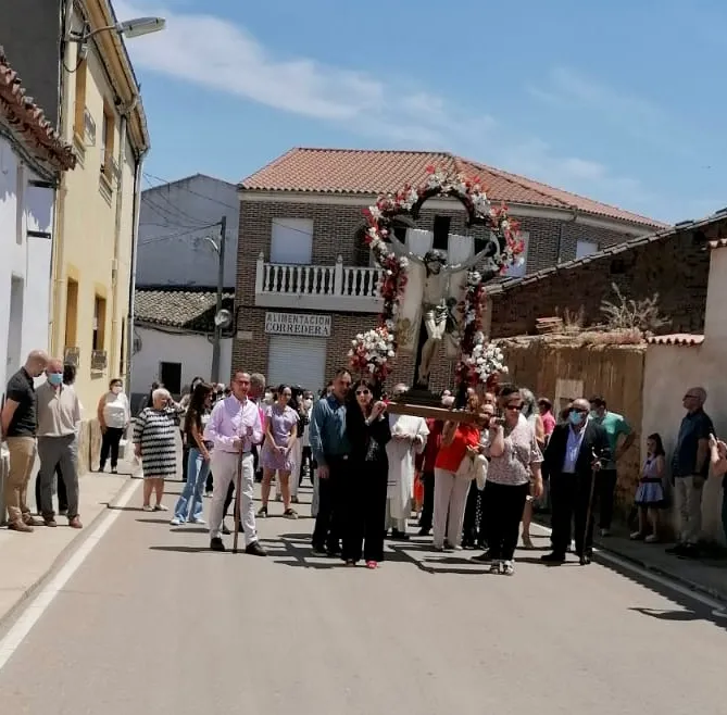 Foto 3 - El Sant&iacute;simo Cristo de la Esperanza vuelve a las calles de Villoruela junto a multitud de fieles