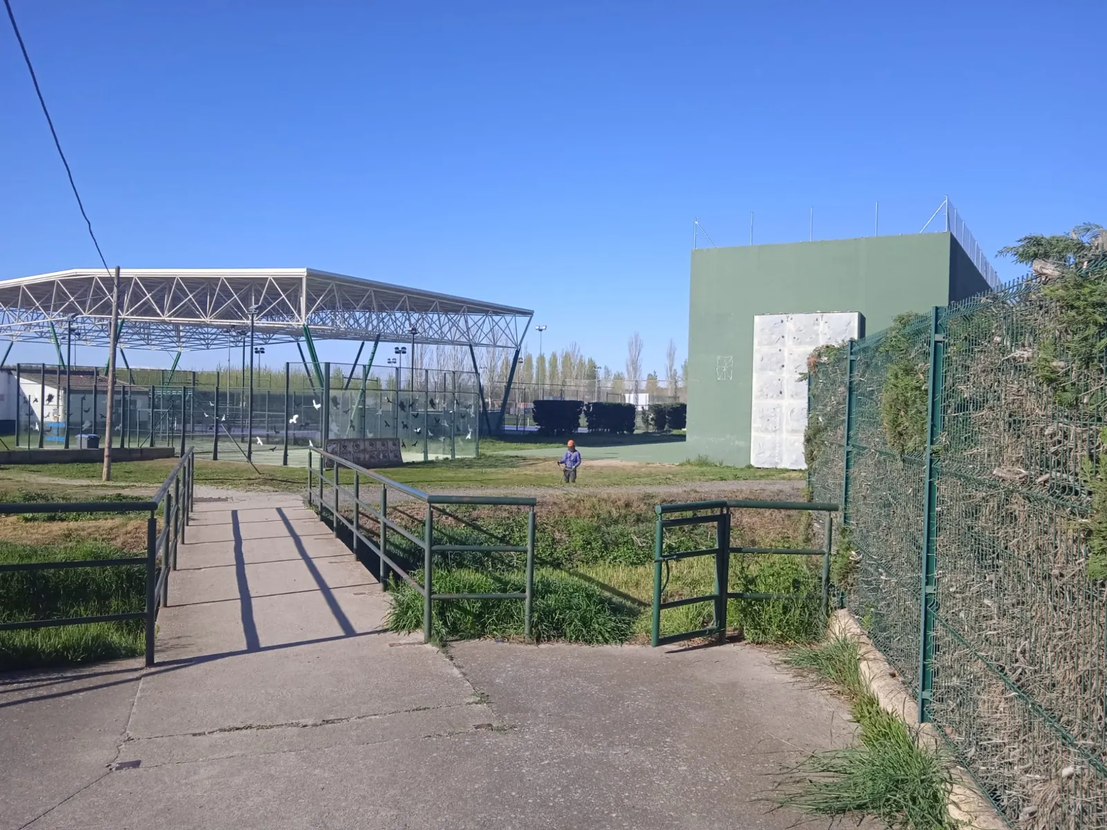 Foto 3 - El Ayuntamiento se ayuda de maquinaria propia y de la Diputaci&oacute;n en diversas tareas de desbroce
