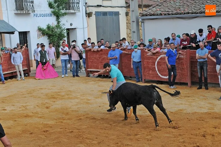 Momentos en las calles de Cabrillas con el Toro del cajón| Rep.Gráfico: Adrián M. Pastor