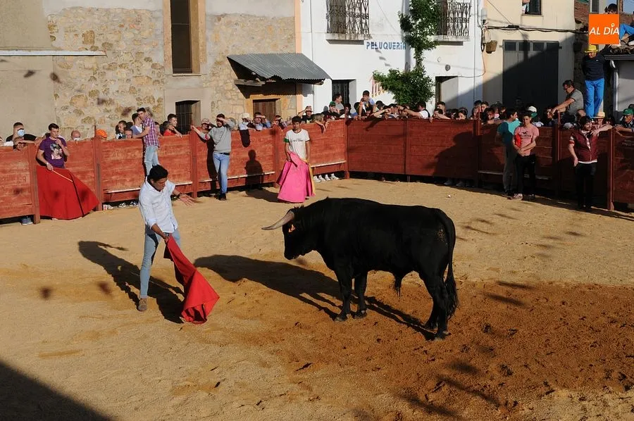 Momentos en las calles de Cabrillas con el Toro del cajón| Rep.Gráfico: Adrián M. Pastor