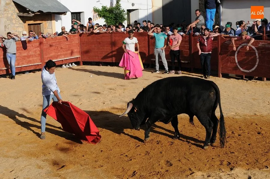 Momentos en las calles de Cabrillas con el Toro del cajón| Rep.Gráfico: Adrián M. Pastor