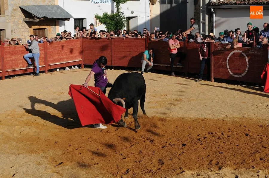 Momentos en las calles de Cabrillas con el Toro del cajón| Rep.Gráfico: Adrián M. Pastor