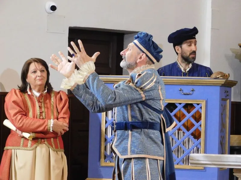 Foto 6 - Alba de Tormes disfruta de la obra teatral &lsquo;Buscando a Nebrija&rsquo;