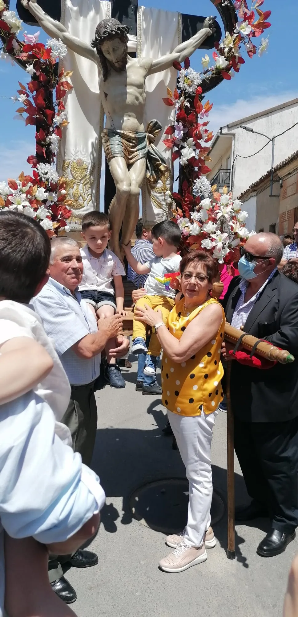 Foto 11 - El Sant&iacute;simo Cristo de la Esperanza vuelve a las calles de Villoruela junto a multitud de fieles