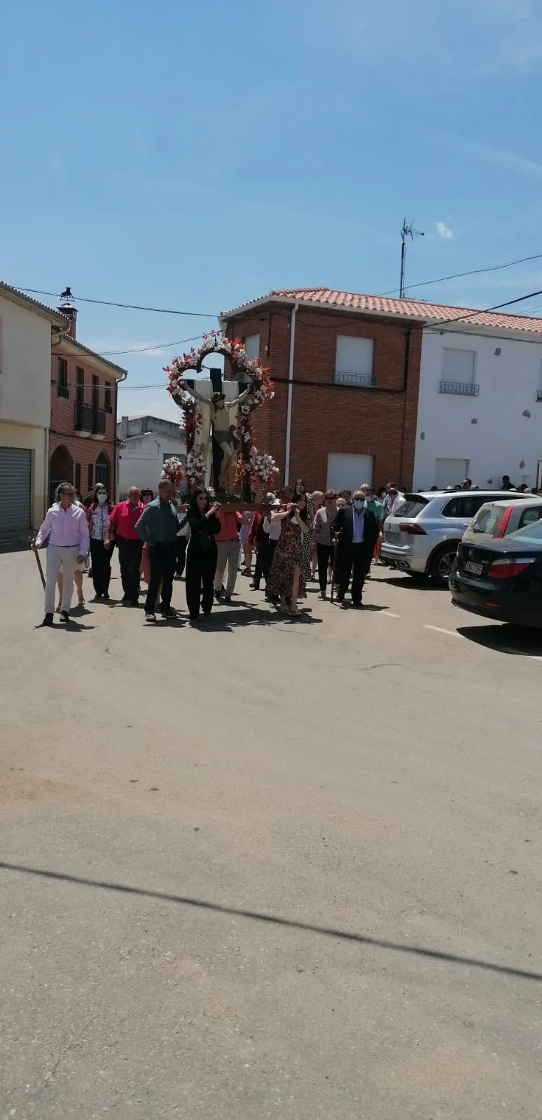 Foto 2 - El Sant&iacute;simo Cristo de la Esperanza vuelve a las calles de Villoruela junto a multitud de fieles