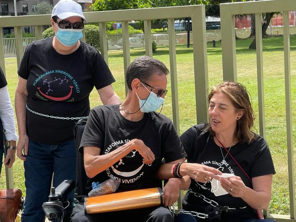 Pretesta de los afectados por la colza se encadenan a las puertas del imserso