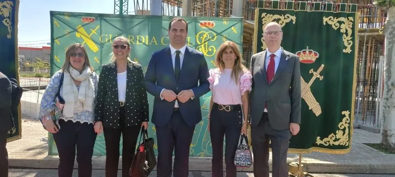 El alcalde de Santa Marta, David Mingo, junto a concejales del equipo de gobierno, en las obras del puesto de la Guardia Civil en este municipio