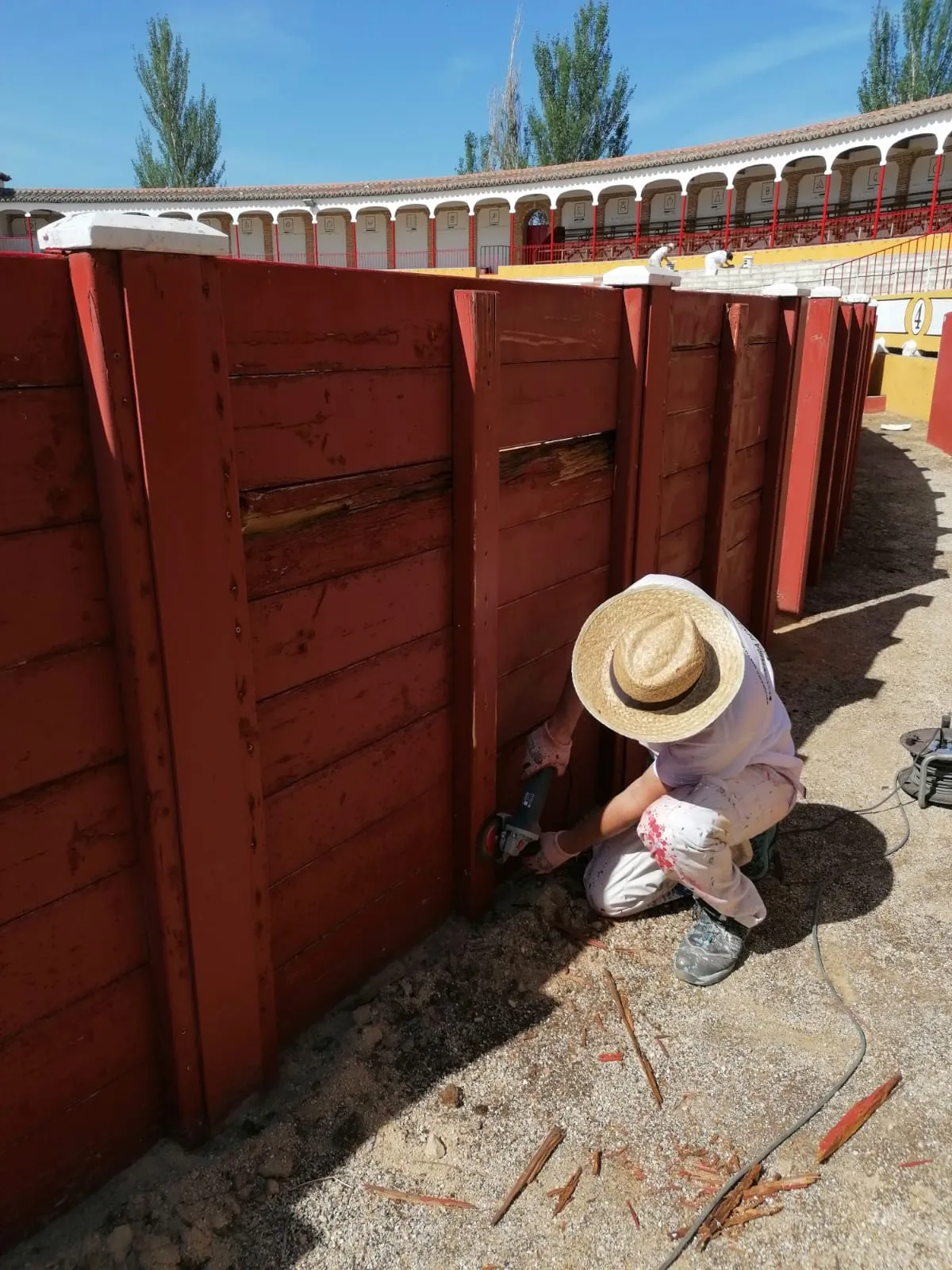 El programa ‘Ecopintura Peñaranda’ trabaja en la Plaza de toros La Florida