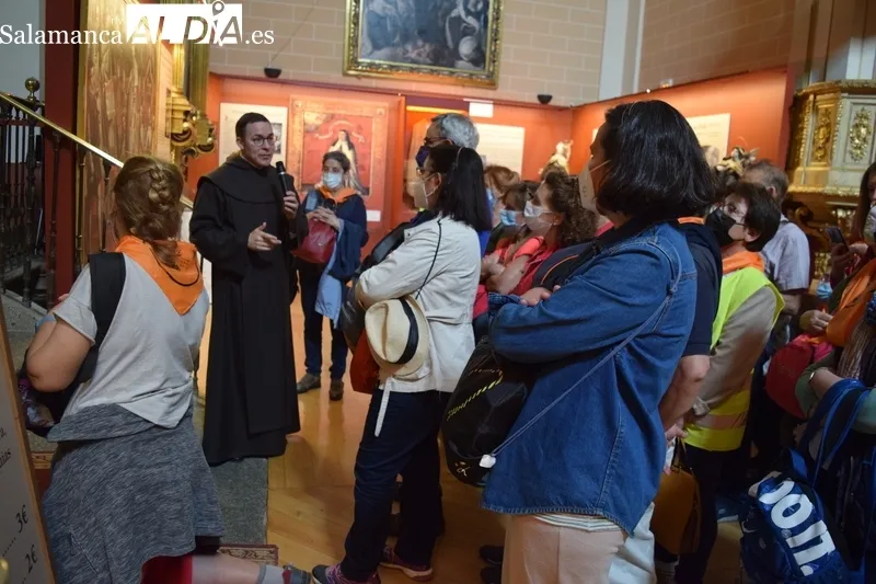 Foto 10 - Un nutrido grupo de peregrinos visita Alba de Tormes con motivo de la celebraci&oacute;n del S&iacute;nodo
