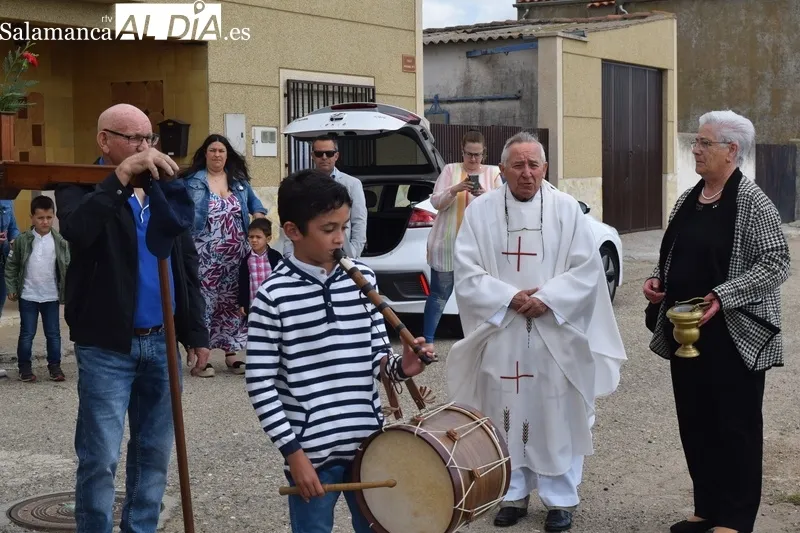 Foto 6 - San Isidro procesiona en Torrej&oacute;n arropado por los vecinos