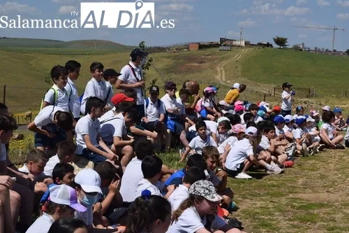 Foto 10 - El Colegio Santa Isabel al completo realiza la tradicional subida a la ermita de Otero
