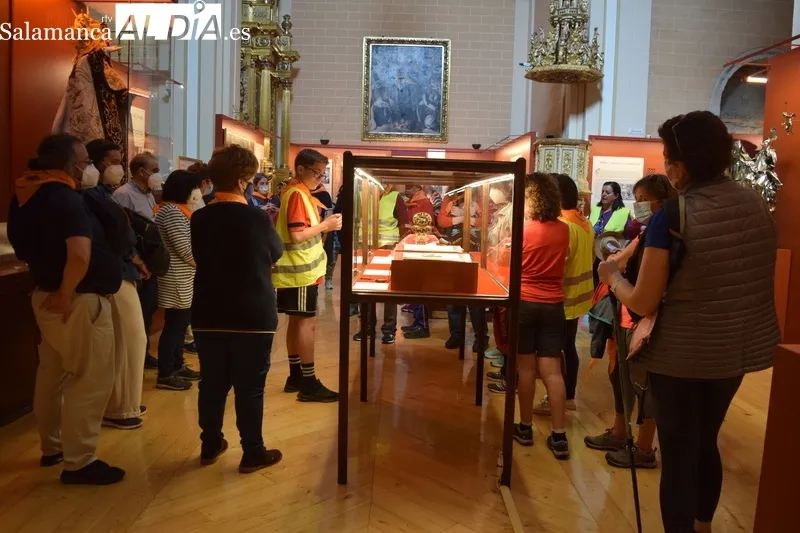 Foto 4 - Un nutrido grupo de peregrinos visita Alba de Tormes con motivo de la celebraci&oacute;n del S&iacute;nodo