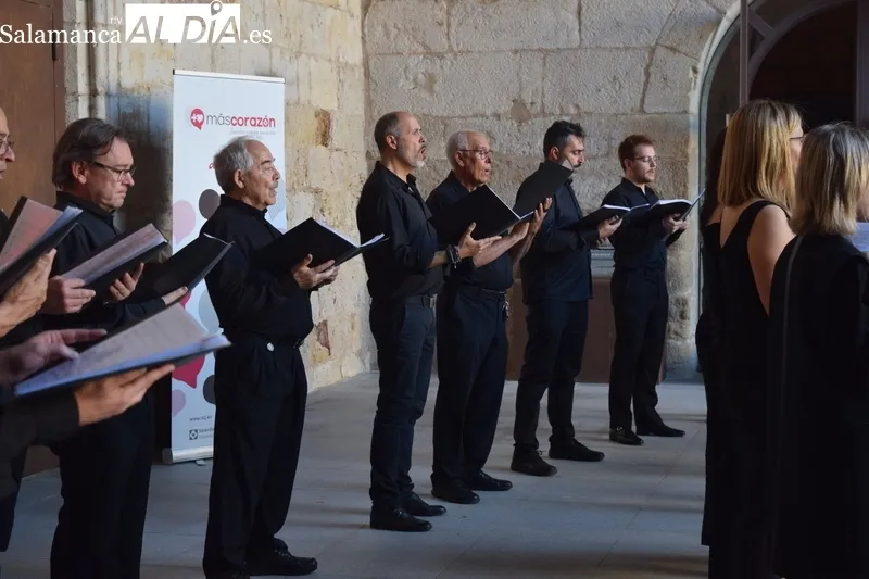 Foto 11 - Los coros Parentum Chorus y Kyria ponen voz a una velada musical solidaria en San Jer&oacute;nimo