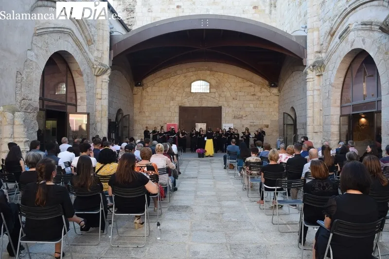 Foto 10 - Los coros Parentum Chorus y Kyria ponen voz a una velada musical solidaria en San Jer&oacute;nimo