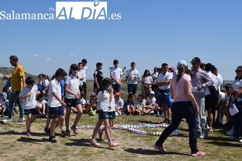 Foto 5 - El Colegio Santa Isabel al completo realiza la tradicional subida a la ermita de Otero