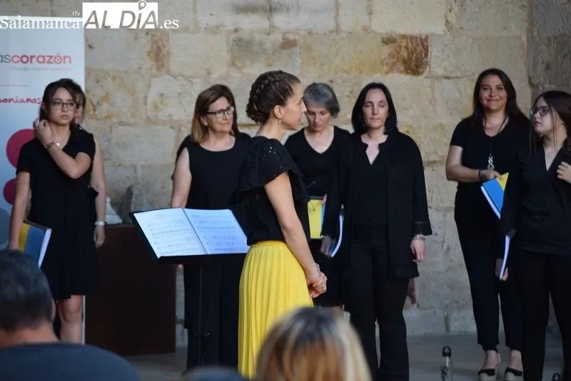 Foto 9 - Los coros Parentum Chorus y Kyria ponen voz a una velada musical solidaria en San Jer&oacute;nimo