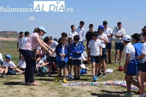 Foto 4 - El Colegio Santa Isabel al completo realiza la tradicional subida a la ermita de Otero