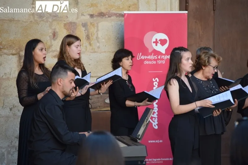 Foto 8 - Los coros Parentum Chorus y Kyria ponen voz a una velada musical solidaria en San Jer&oacute;nimo
