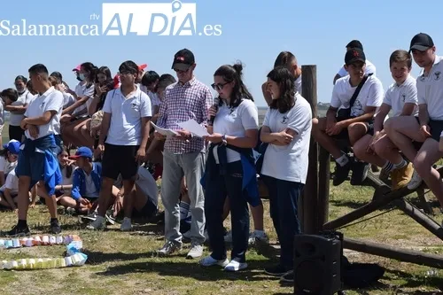 Foto 3 - El Colegio Santa Isabel al completo realiza la tradicional subida a la ermita de Otero