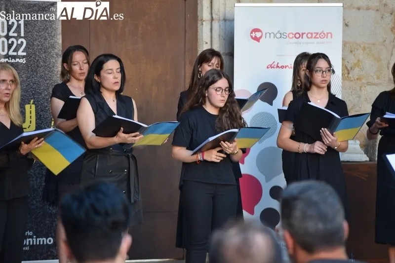 Foto 7 - Los coros Parentum Chorus y Kyria ponen voz a una velada musical solidaria en San Jer&oacute;nimo