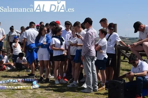 Foto 2 - El Colegio Santa Isabel al completo realiza la tradicional subida a la ermita de Otero