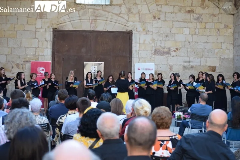 Foto 5 - Los coros Parentum Chorus y Kyria ponen voz a una velada musical solidaria en San Jer&oacute;nimo
