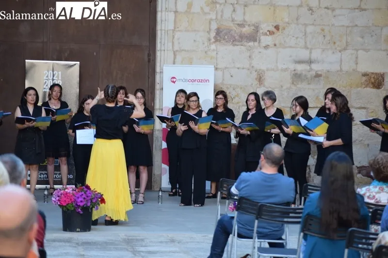 Foto 4 - Los coros Parentum Chorus y Kyria ponen voz a una velada musical solidaria en San Jer&oacute;nimo