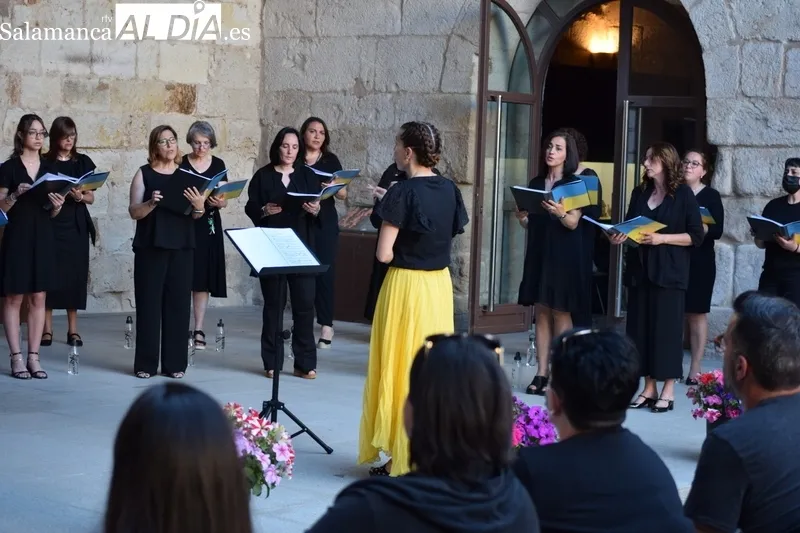 Foto 3 - Los coros Parentum Chorus y Kyria ponen voz a una velada musical solidaria en San Jer&oacute;nimo