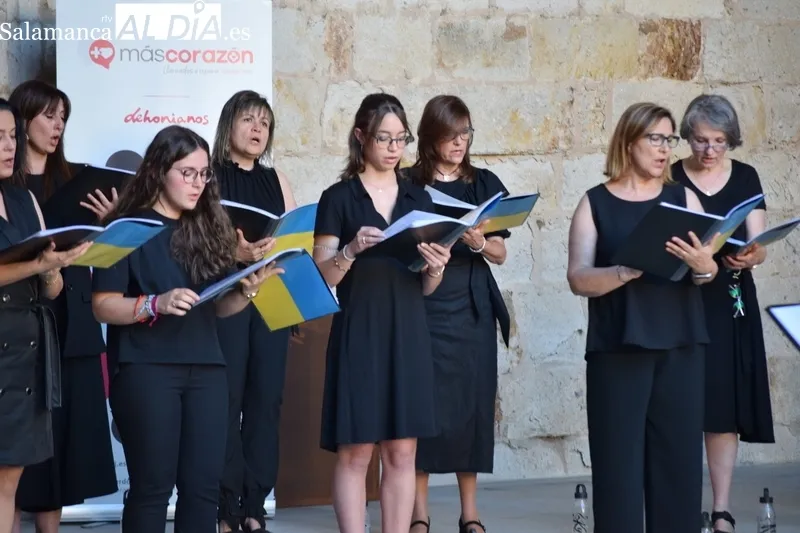 Foto 2 - Los coros Parentum Chorus y Kyria ponen voz a una velada musical solidaria en San Jer&oacute;nimo