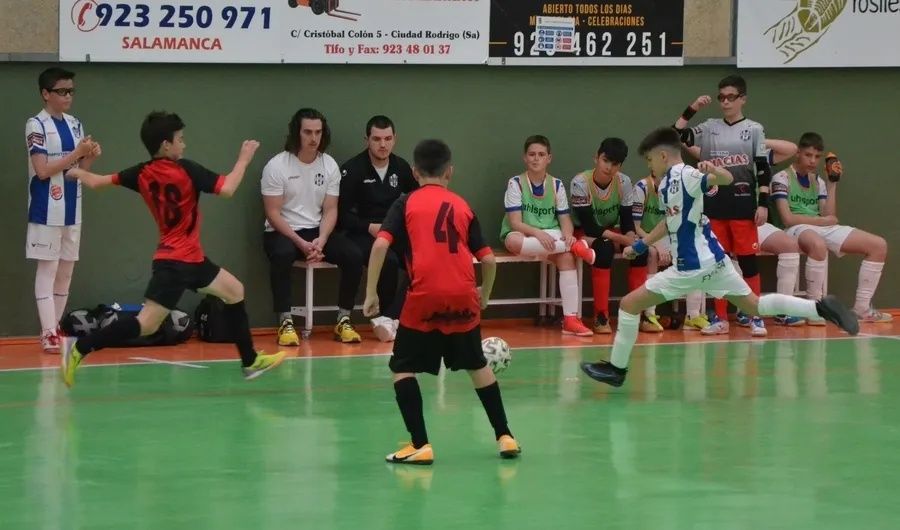 Foto 11 - El III Infantil se despide de su afici&oacute;n regal&aacute;ndole una remontada ante el Atl&eacute;tico Benavente