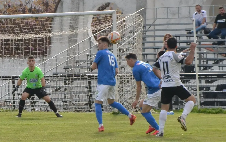 Foto 11 - El Ciudad Rodrigo cierra etapa manteniendo el gui&oacute;n ante un Almaz&aacute;n que jugar&aacute; la Copa del Rey