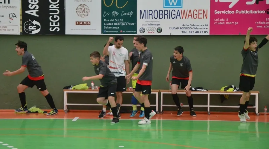 Foto 10 - El III Infantil se despide de su afici&oacute;n regal&aacute;ndole una remontada ante el Atl&eacute;tico Benavente