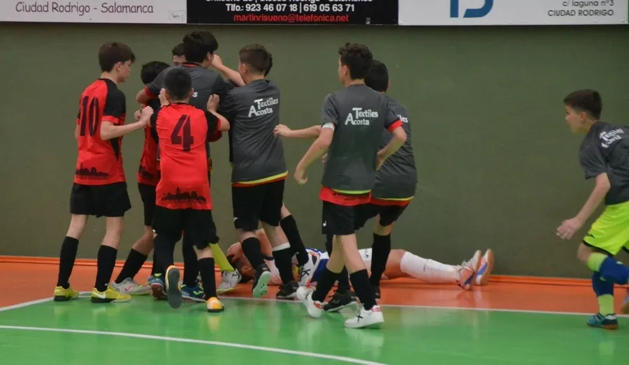 Foto 9 - El III Infantil se despide de su afici&oacute;n regal&aacute;ndole una remontada ante el Atl&eacute;tico Benavente