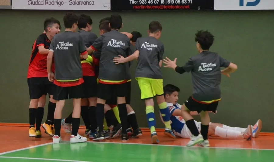 Foto 8 - El III Infantil se despide de su afici&oacute;n regal&aacute;ndole una remontada ante el Atl&eacute;tico Benavente