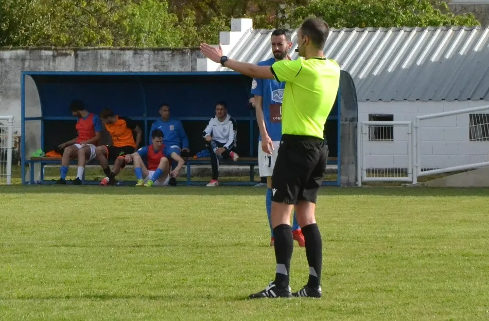 Foto 10 - El Ciudad Rodrigo cierra etapa manteniendo el gui&oacute;n ante un Almaz&aacute;n que jugar&aacute; la Copa del Rey