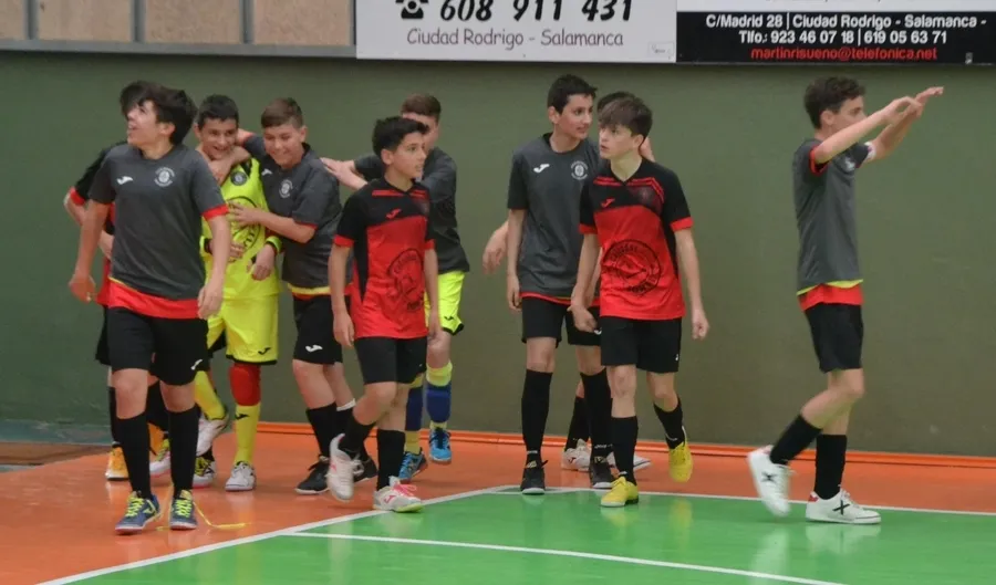 Foto 7 - El III Infantil se despide de su afici&oacute;n regal&aacute;ndole una remontada ante el Atl&eacute;tico Benavente