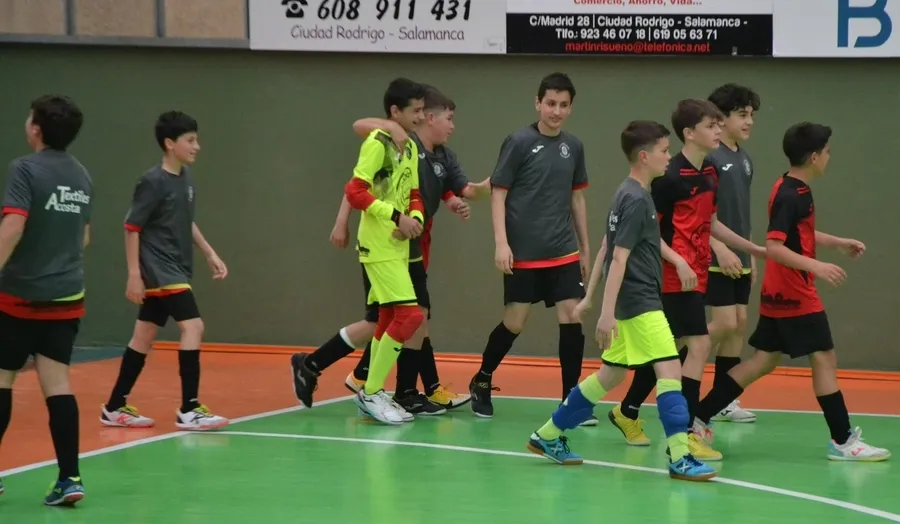 Foto 6 - El III Infantil se despide de su afici&oacute;n regal&aacute;ndole una remontada ante el Atl&eacute;tico Benavente